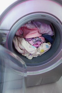 Yıkanmayı bekleyen bir çamaşır makinesi..