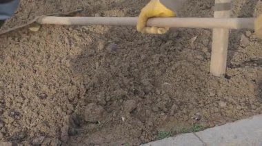 Elleri bahçeye ekilmek için toprağı hazırlıyor..