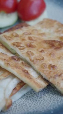 Canlı taze sebzelerle dolu sıcak ve çıtır çıtır ekmeğin tadını çıkarın..