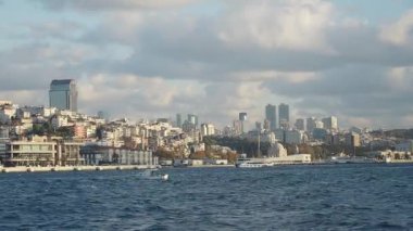 Açık bir günde rıhtım yakınında modern binalarla dolu canlı bir şehir manzarası..