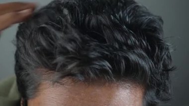 Moda bir saç kesiminin yakın çekimi şık katmanlar ve dokular sergiliyor.