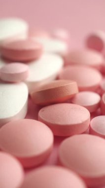 Değişik boylarda pastel tabletler renkli bir düzenleme oluşturur.