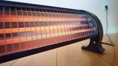 Elektrikli ısıtıcı aktif olarak kapalı bir alanda ısı sağlıyor..