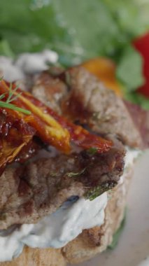 Izgara et, sos ve taze sebzelerin tadını çıkarın..