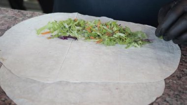 Taze sebzeler, usta bir şef tarafından dikkatlice paketlenip yumuşatılıyor..