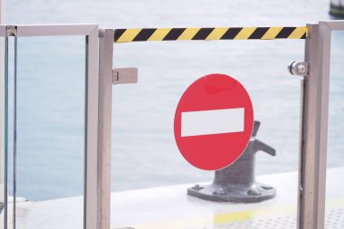 Sahil limanındaki bir kapıda 