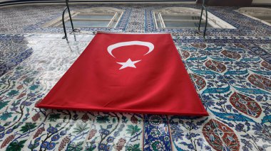 Canlı bir Türk bayrağı süslenmiş fayanslara çarpıyor.