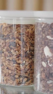 Ev yapımı granola ve fındık karışımı şeffaf kavanozlarda kolay erişim için düzenlenmiştir..