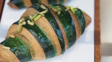 Yeşil jöleli ve fındıklı güzel bir hamur işi..