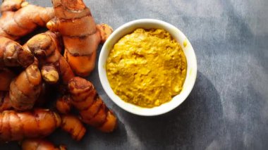 Kökleri mutfakta kullanarak taze zerdeçal macunu yapmayı öğren..