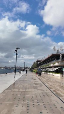 Türkiye istanbul 19 Haziran 2023. Galataport İstanbul. Yürüyen insanlarla Galataport manzarası.