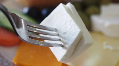 Dostça bir toplantıda konuklarla taze peynir kübü tatmak..