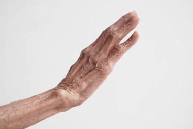 Yaşlı bir el sıcak bir hoş geldin jesti ile dışa doğru uzanır..