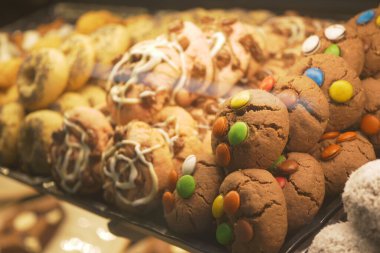 Çeşitli malzemelerle renkli kurabiyeler müşterileri fırına çekiyor..