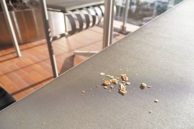 Küçük yiyecek parçaları güneşli bir açık hava masası tezgahı oluşturur..