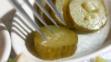 Yemek saatinde çatalla ev yapımı turşuların tadını çıkarıyorum..