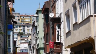 İstanbul 'da canlı mimari sergileyerek canlı sokaklarda dolaşmak.