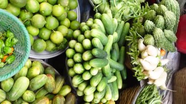 Yerel bir pazarda taze sebzelerin renkli çeşitleri.