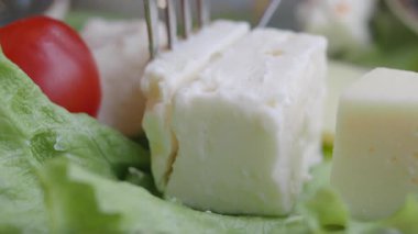 Açık havada peynir, marul ve domatesli renkli bir salatanın tadını çıkarın..