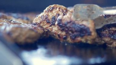 Güneşli bir günde ızgarada leziz köfteler pişirdim..