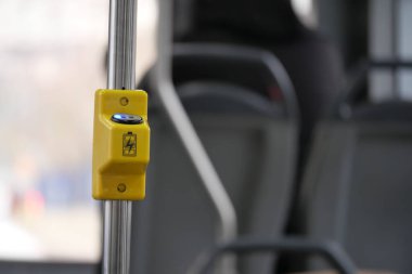 Otobüs direğindeki sarı dur düğmesi, yolcuların güvenliğini ve rahatlığını sağlıyor.