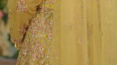 Karmaşık işlemeli zarif sarı elbise sanatsal sergiler..