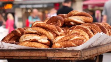 Türk Simit 'i minibüste satıyor ,