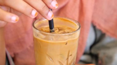 Gün ortasında sıcak bir kafede buzlu kahvenin tadını çıkarıyorum..