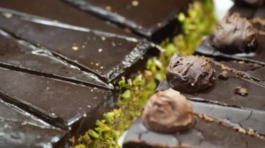 Yetenekli bir fırıncının zengin malzemelerle nefis çikolatalar yapmasını izle..