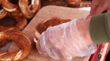 Bir satıcı açık hava pazarında lezzetli bir aperatifi ustalıkla dilimler..