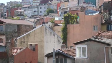 Bu tarihi bölgenin canlı çatılarını ve mimarisini keşfedin..