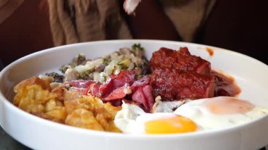 Protein ve sebzelerle dolu doyurucu bir kahvaltı kasesinin tadını çıkarın..