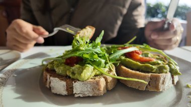 Lokantalar taze avokado tostunun tadını çıkarır..