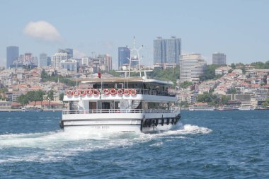 Hindi İstanbul 8 Haziran 2024, Boğaz 'da tekne turu, arka planda şehir silüeti.,