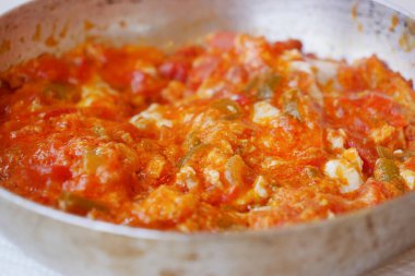 Türk Menemen omleti tavada. 