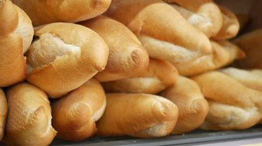 Müşteriler için çeşitli sıcak ekmek ruloları düzgünce düzenlenir..