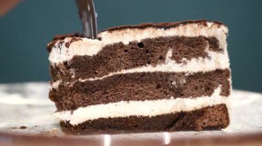 Zengin bir dilim çikolatalı pasta kesilir ve tadını çıkarmaya hazır olur..