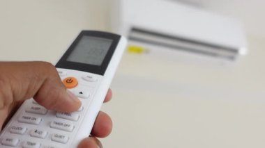 İçerideki bir havalandırma ünitesinin sıcaklık ayarları ayarlanıyor.