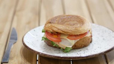 Ağız sulandırıcı sandviç gevrek sebzeler ve tat katmanlarından yapılır..