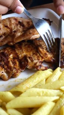 Makarnayla servis edilen leziz ızgara tavuk, öğle yemeği için mükemmel..