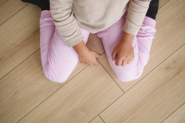 Çocuk yerde şekilli oturuyor. .