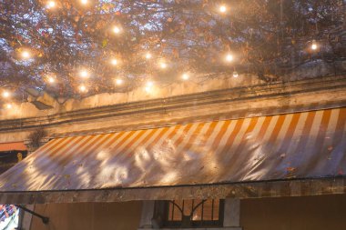 Akşam yağmuru kafede parlak ışıkları olan sakin bir atmosfer yaratır..