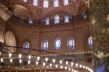 Karmaşık tasarımlar ve canlı renkler camilerin içini aydınlatır.