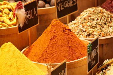 Canlı baharat yığınları bir markette ahşap konteynırlarda düzenlenir..