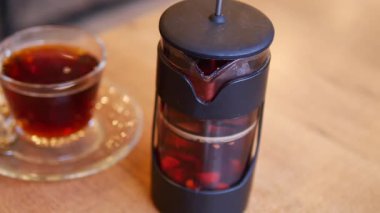 Şık bir çaydanlık kullanarak aromalı çay yapmayı öğren..