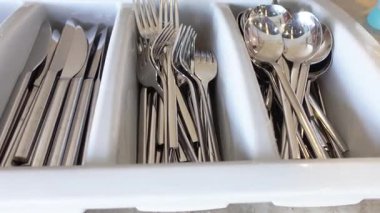 Etkili yemek kullanımı için çatallar, bıçaklar ve kaşıklar düzgünce düzenleniyor.