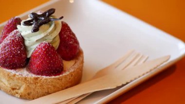 Çilek ve kremayla kaplanmış leziz bir ziyafet sizi bekliyor tatlı severler..