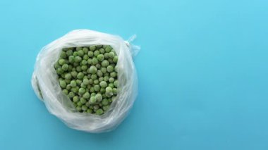 Taze donmuş taze bezelyeler temiz bir plastik torbada sergilenir..