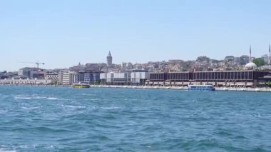 Güneşli bir günde İstanbullar gökyüzüne yükselir.