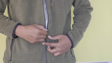 Bir ceketi çabucak ve kolayca bağlamak için en iyi tekniği öğren..